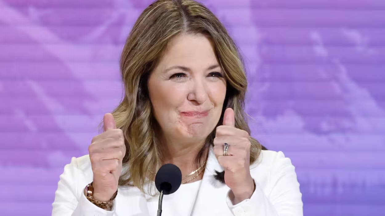 Danielle Smith échappe à un vote de confiance