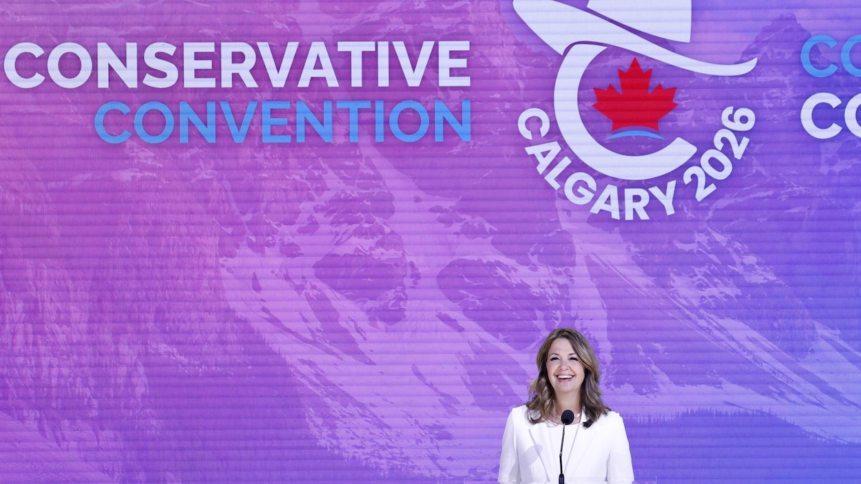 Danielle Smith laisse de côté ses intentions séparatrices et se range derrière Poilievre