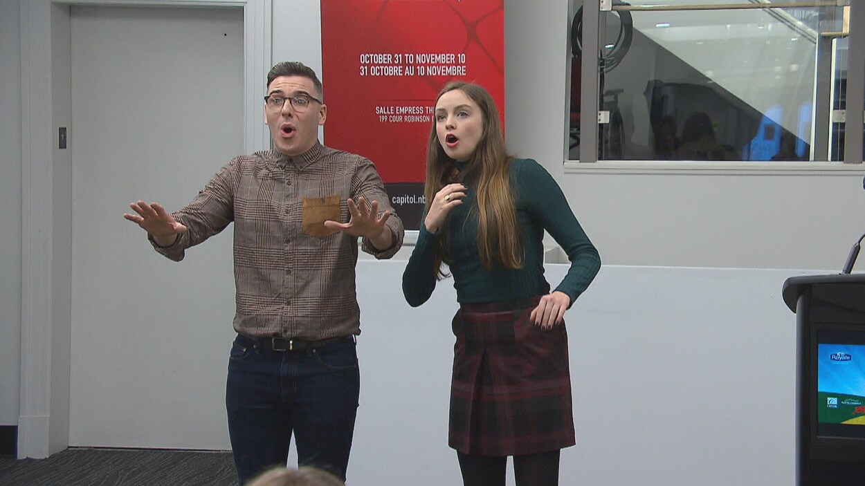 Deux comédiens chantant en conférence de presse.