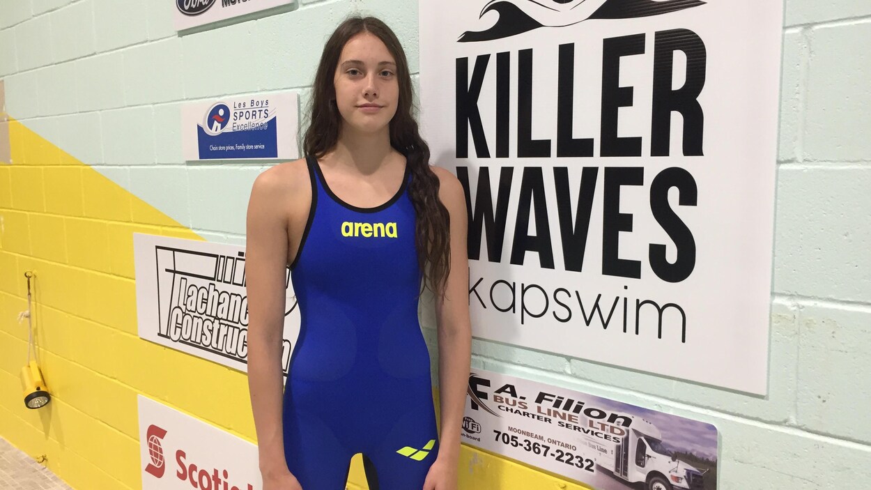 Une jeune nageuse à la piscine.