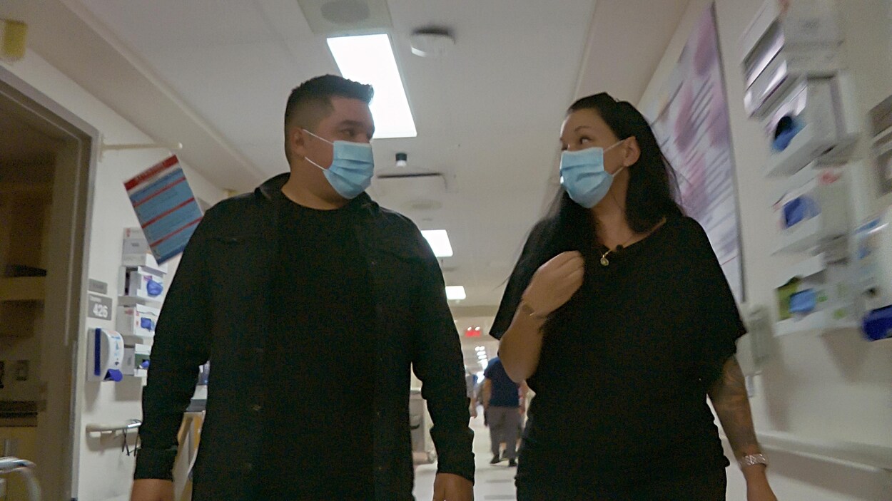 Etienne Rivard et Dannielle Philibert dans le couloir de l'hôpital.