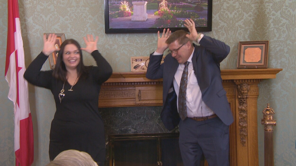 La Norvégienne Linda Henriksen et Scott Moe qui exécutent la danse de l'orignal.