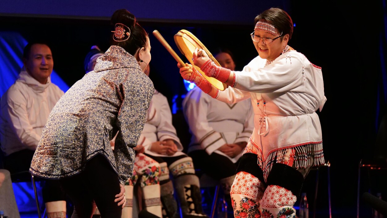 Des danseuses de tambour du Groenland lors d'un spectacle. 
