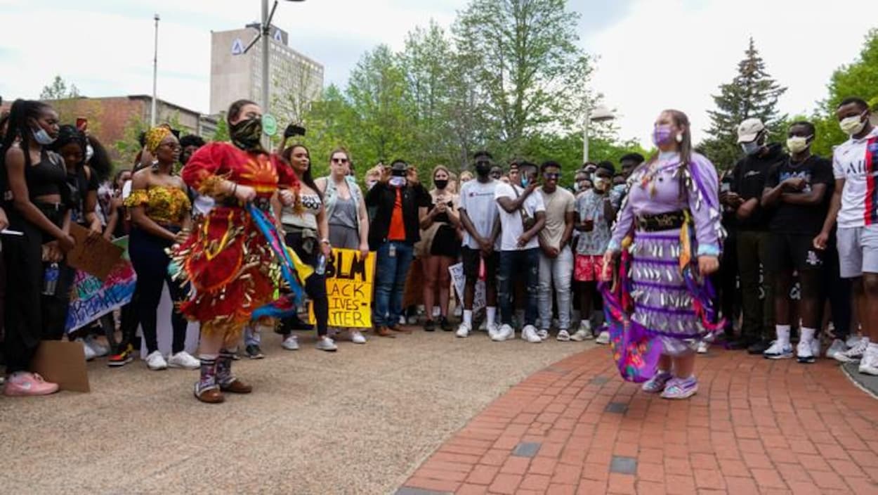 Des danseuses autochtones étaient à la manifestation du mouvement Black Life Matter de Moncton le 5 juin 2020 .