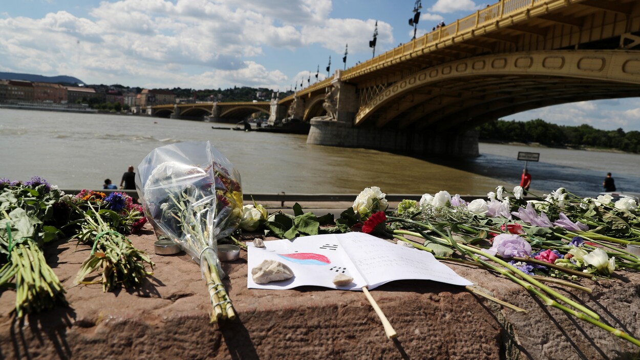 Des fleurs ont été placées près du pont Marguerite en hommage aux victimes du naufrage d'un bateau transportant des touristes sud-coréens sur le Danube, à Budapest, cette semaine.