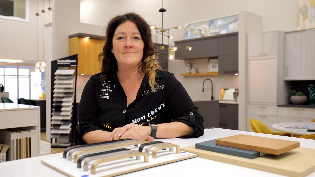 Dany Gilbert, cofondatrice d'un cuisiniste, dans son magasin.