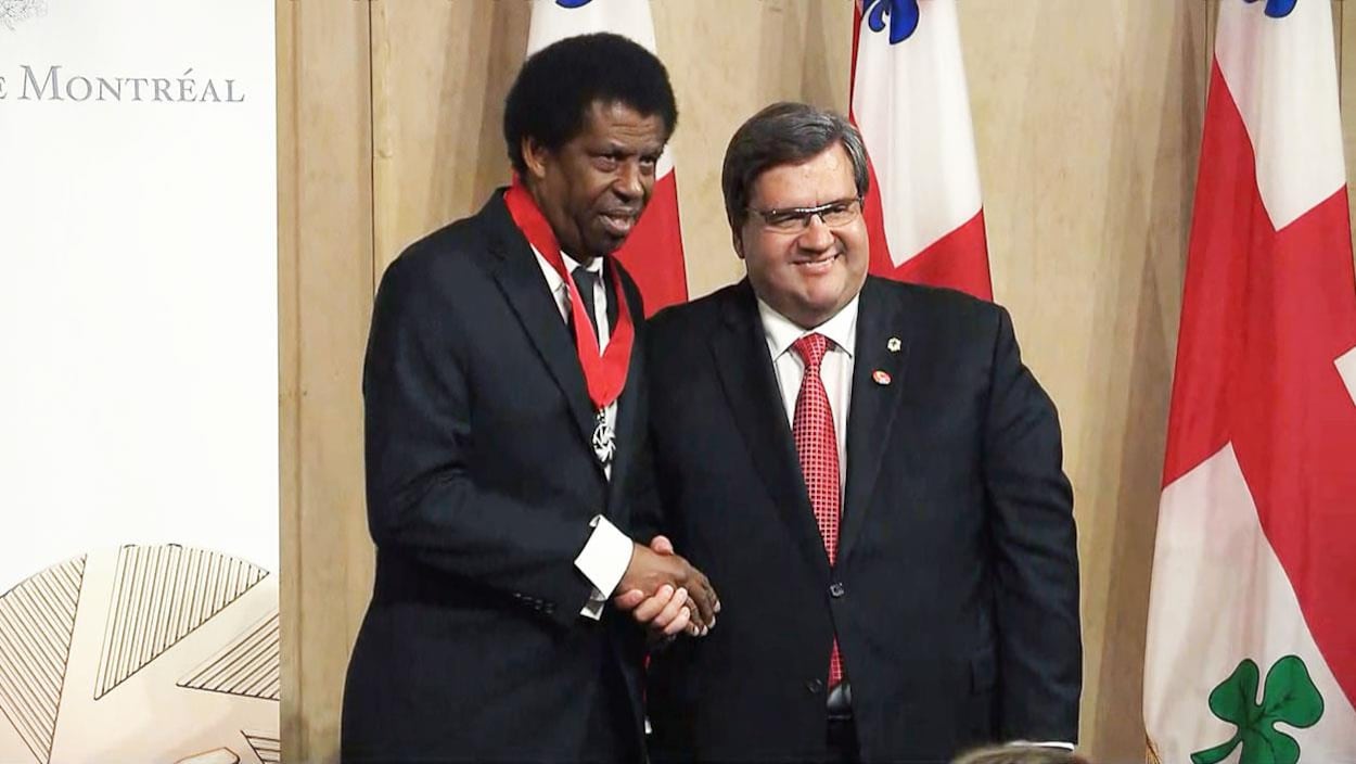 L'écrivain Dany Laferrière serre la main du maire de Montréal Denis Coderre après avoir été fait officier de l'Ordre de Montréal, mercredi. L'écrivain Dany Laferrière serre la main du maire de Montréal Denis Coderre après avoir été fait officier de l'Ordre de Montréal, mercredi.