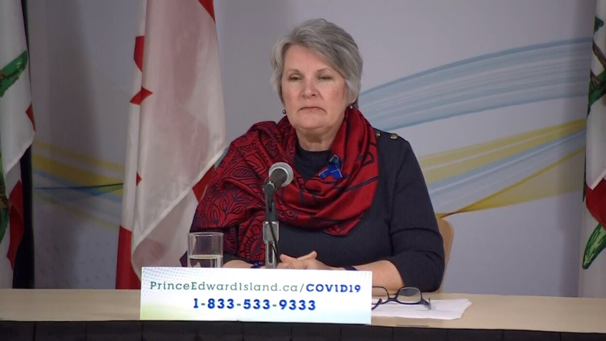 Darlene Compton est assise à une table, devant un micro.