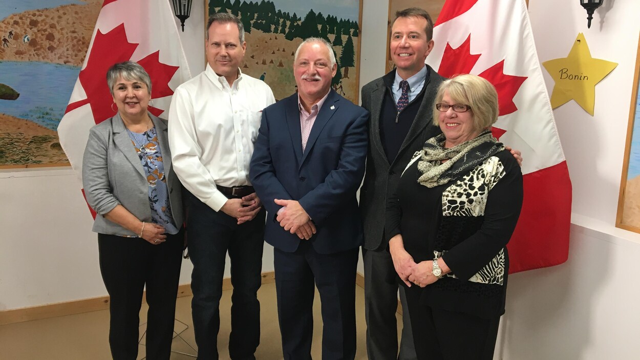 Darrell Samson, Scott Brison et Bev Hugli. Darrell Samson, Scott Brison et Bev Hugli.