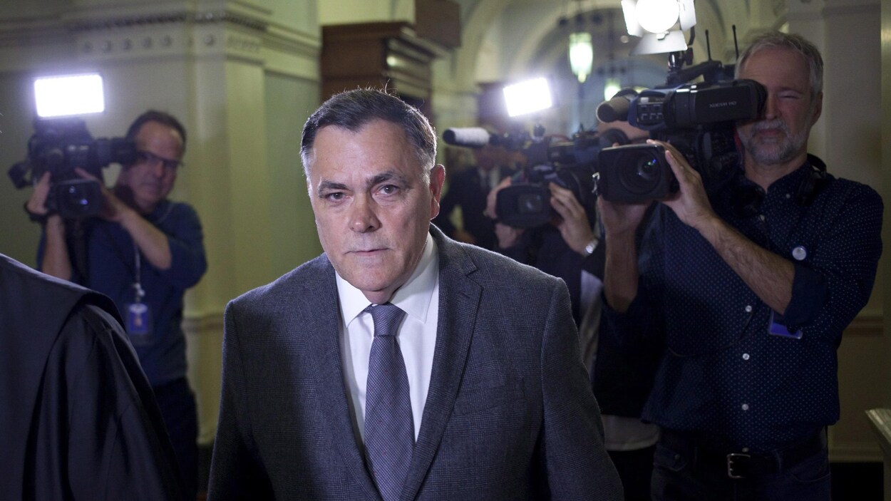 Darryl Plecas, entouré de caméras