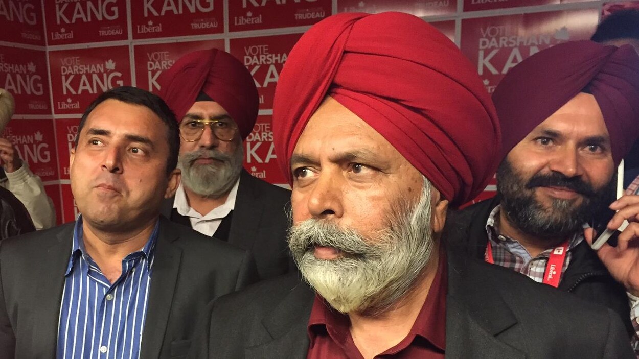 Darshan Kang entouré de ses partisans