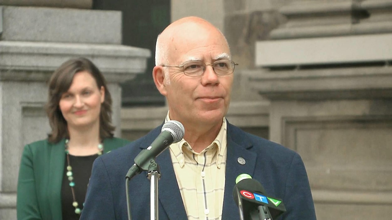 David Coon devant des micros et Megan Mitton à l'arrière.