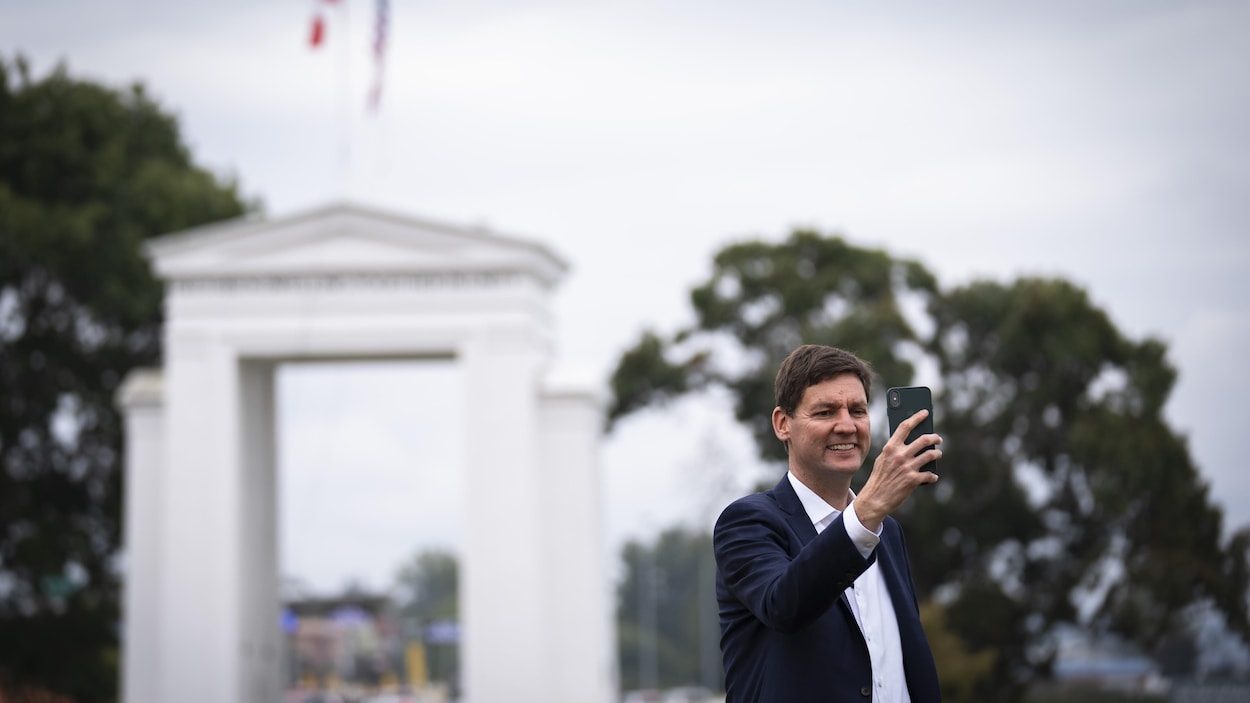 Réseaux sociaux et pancartes : le marketing politique prend plusieurs formes
