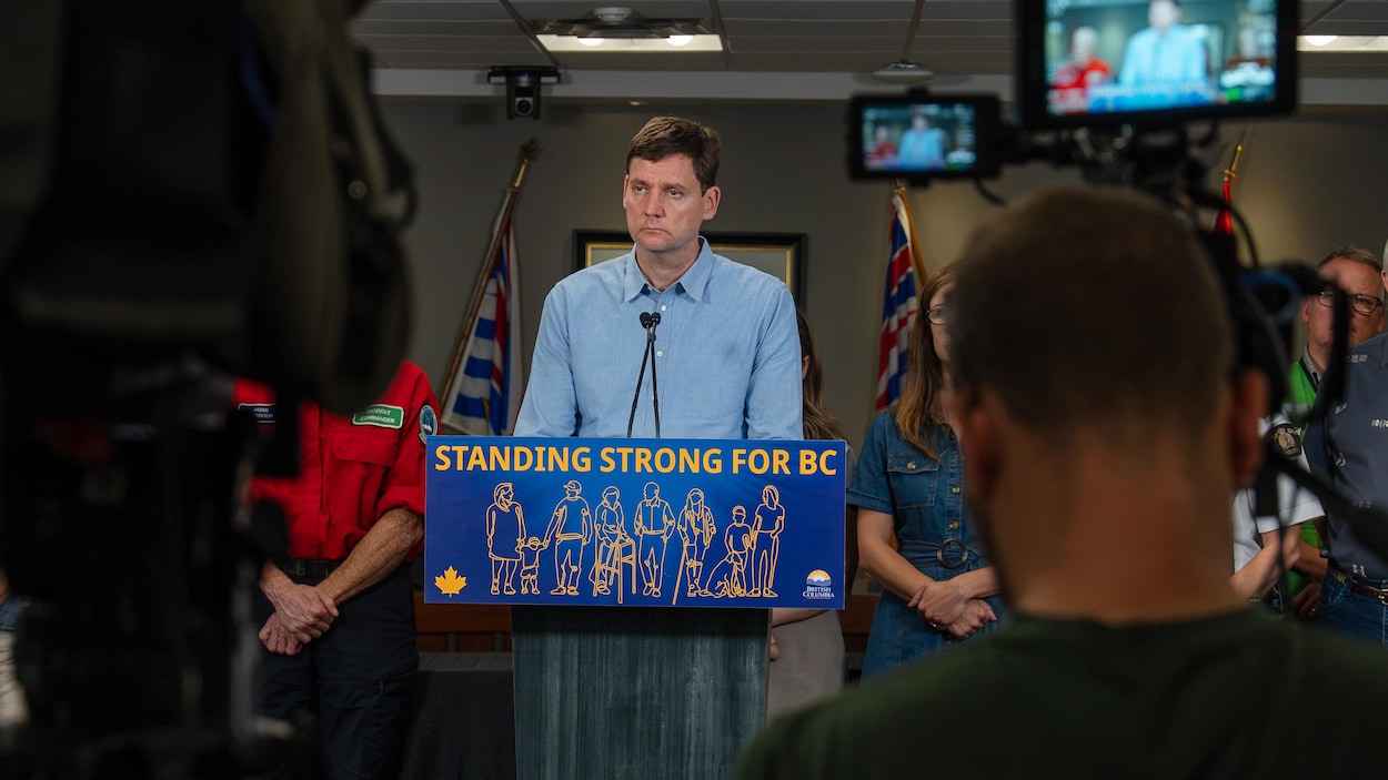 Feux de forêt : David Eby promet d’examiner les interventions d’urgence