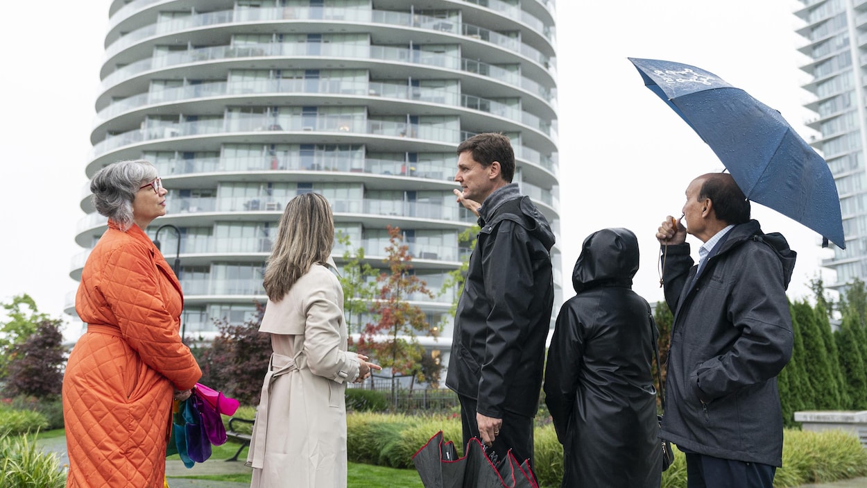 David Eby promet de taxer les condos vacants en C.-B. pour forcer les promoteurs à vendre