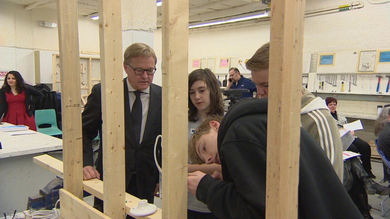 Le ministre de l'éducation avec des élèves Le ministre de l'éducation avec des élèves