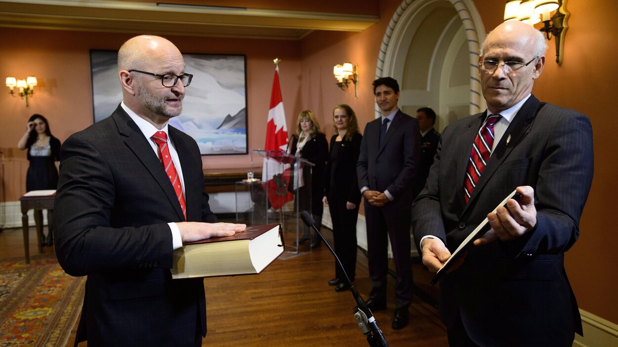 David Lametti prête serment dans une salle de la résidence de la gouverneure générale.
