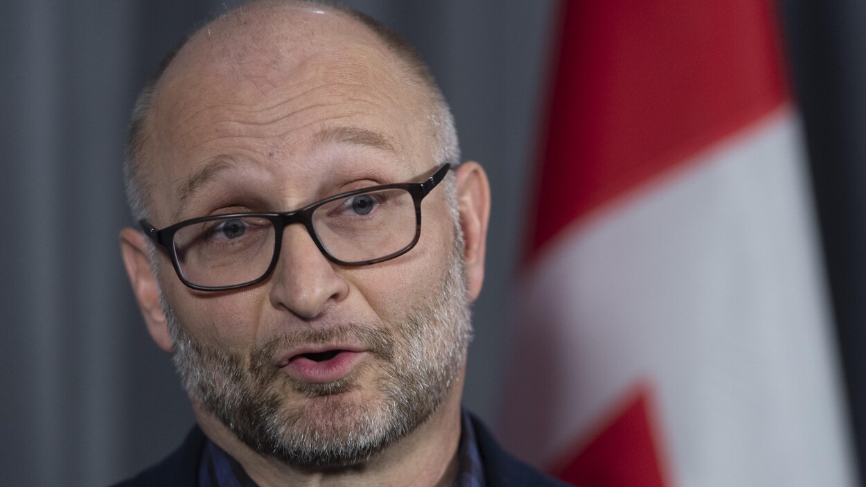 David Lametti parle en conférence de presse.