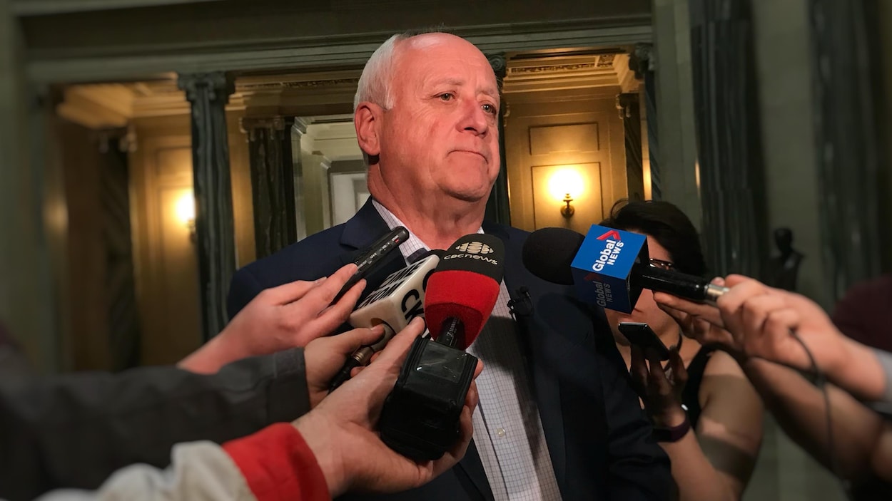 Le ministre fait une mêlée de presse dans la rotonde du palais législatif à Regina.