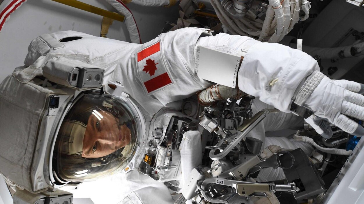 David Saint-Jacques dans sa combinaison spatiale.