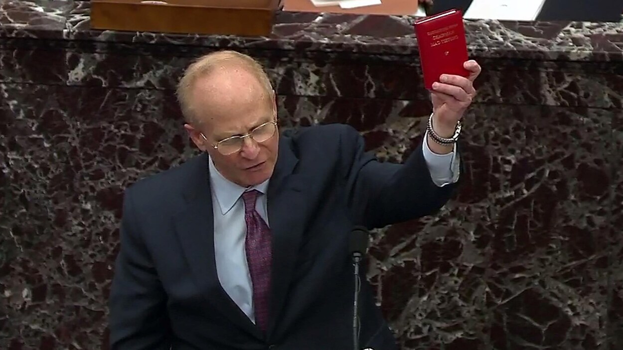 David Schoen, brandissant une copie du Petit Livre rouge de Mao devant les sénateurs.