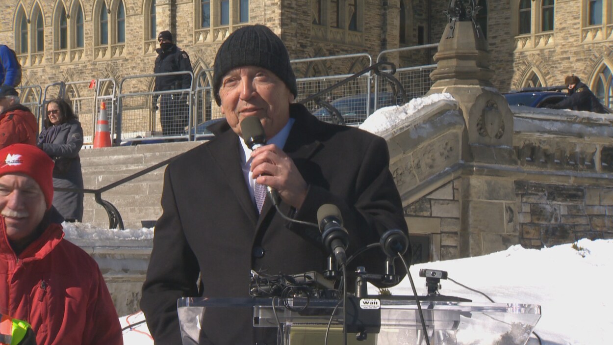 Le sénateur David Tkachuk parle au micro sur la colline parlementaire à Ottawa