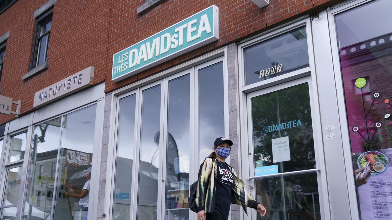 Une cliente entre dans une boutique DavidsTea.