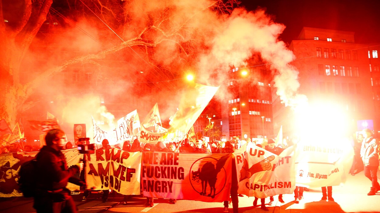 Des protestataires lancent des pétards durant une manifestation à Zurich contre la présence du président américain Donald Trump au Forum économique mondial de Davos. Des protestataires lancent des pétards durant une manifestation à Zurich contre la présence du président américain Donald Trump au Forum économique mondial de Davos.