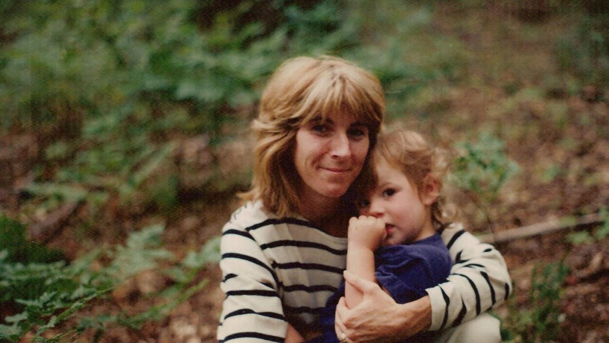Une vieille photo d'une mère avec sa fillette dans ses bras.