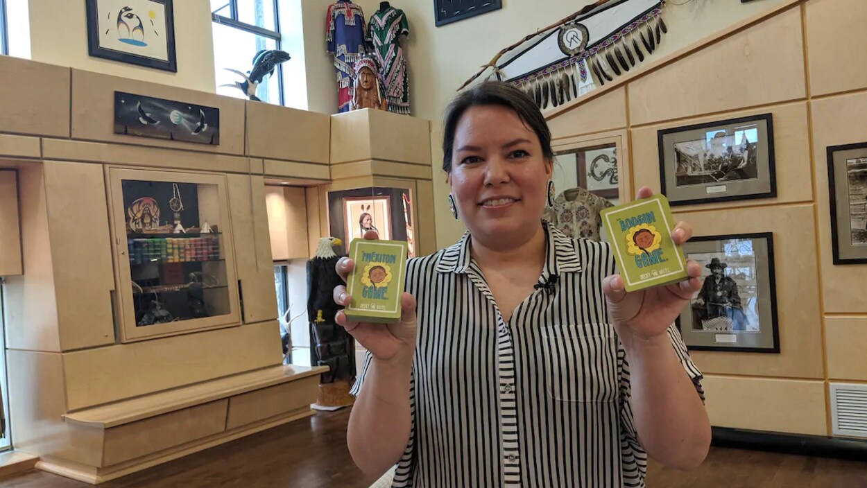 Dawnis Kennedy pose fièrement avec les cartes du jeu Boogidi.