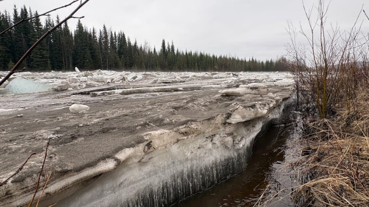 Avis d’inondation maintenu à Dawson et veille de crue pour Carmacks