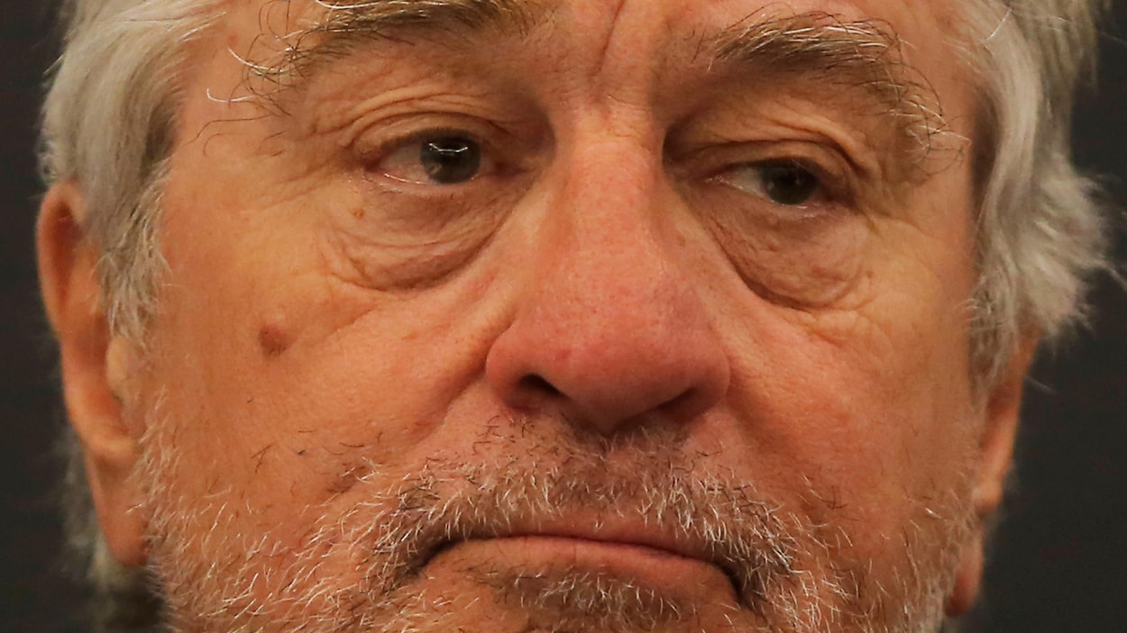Gros plan du visage de Robert De Niro.