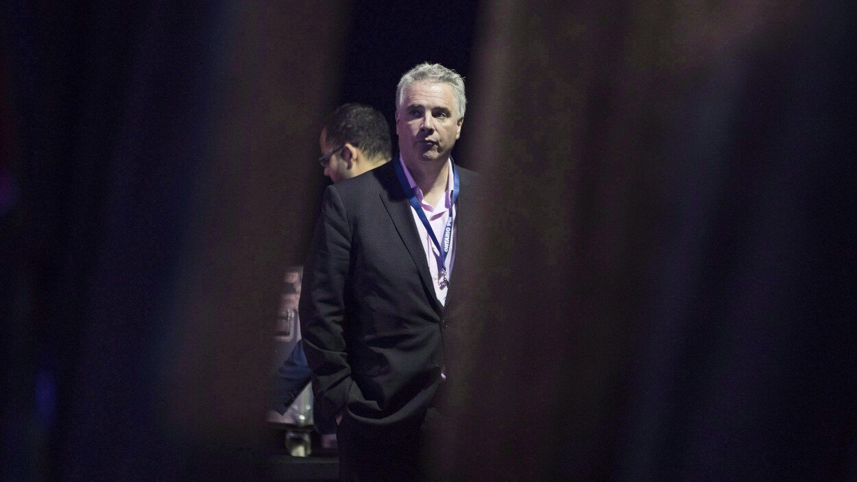 Un homme en coulisse.