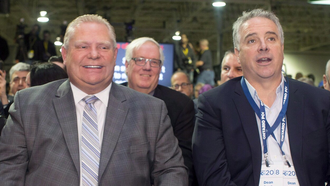Deux hommes lors d'une convention.