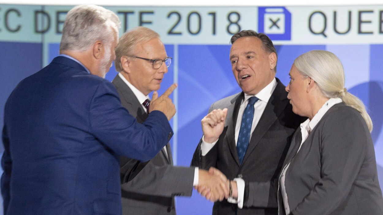 Les 4 chefs discutent après le débat.