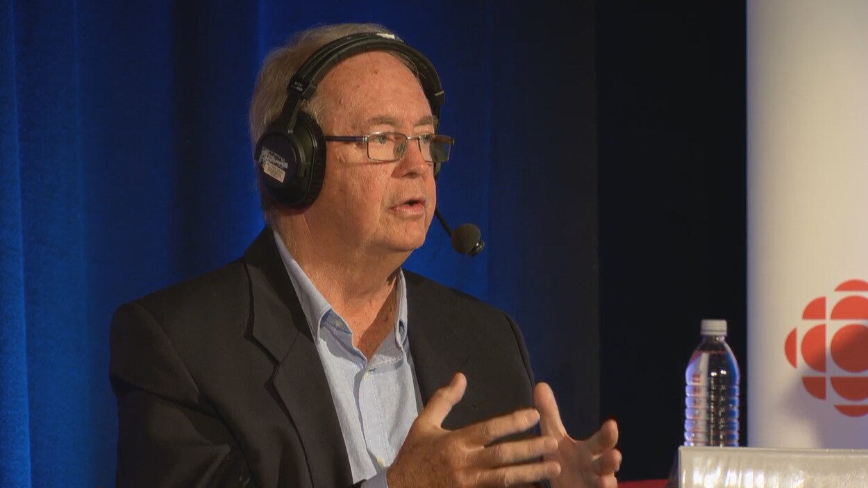 Doug McCallum en train de répondre à une question.