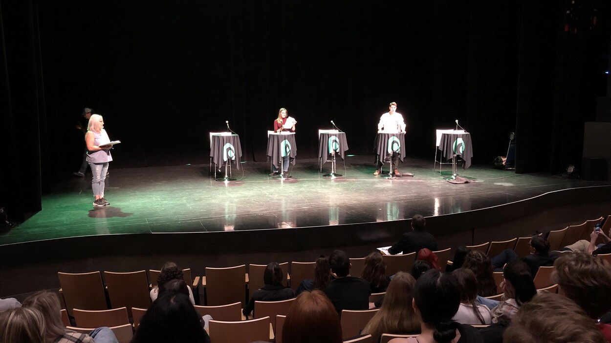 Un débat électoral au Cégep de Chicoutimi avec deux candidats sur cinq