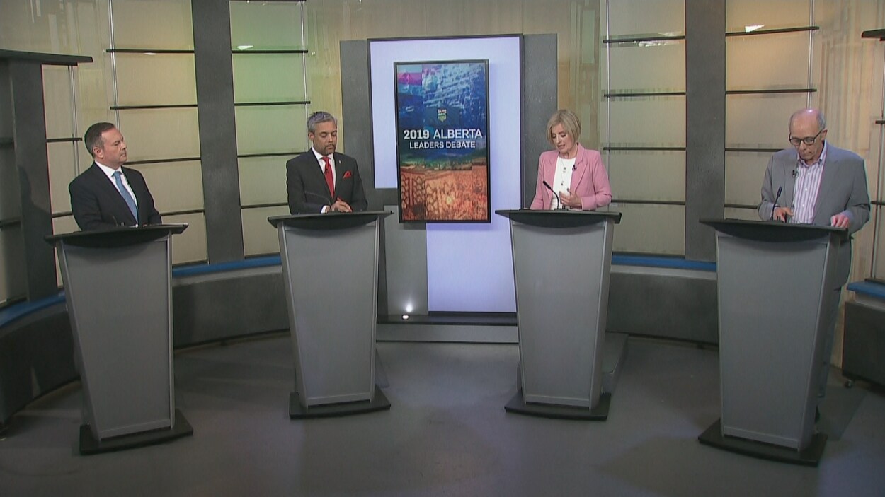 Les quatre chefs sont debout derrière des podiums. Une affiche dit « 2019 Alberta leaders debate ».