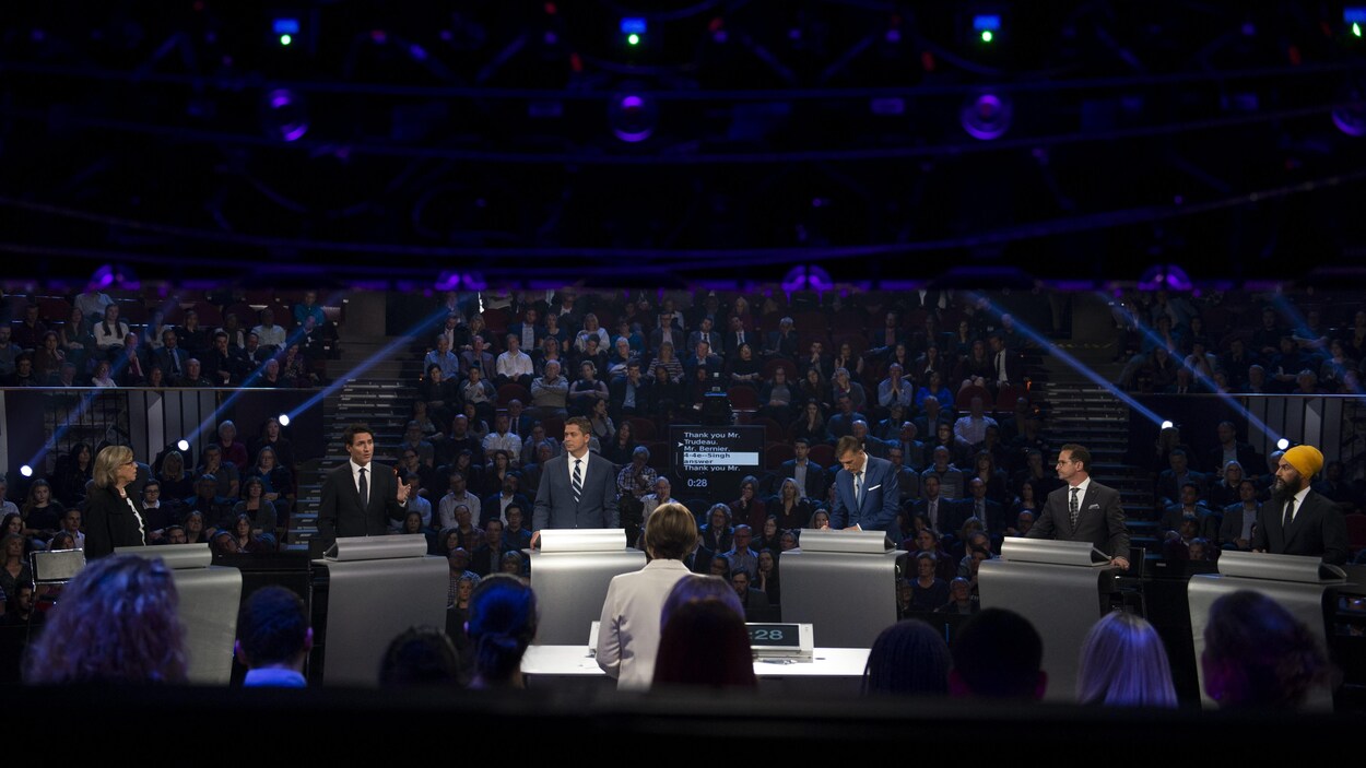 Elizabeth May, Justin Trudeau, Andrew Scheer, Maxime Bernier, Yves-François Blanchet et Jagmeet Singh debout sur le plateau du débat.