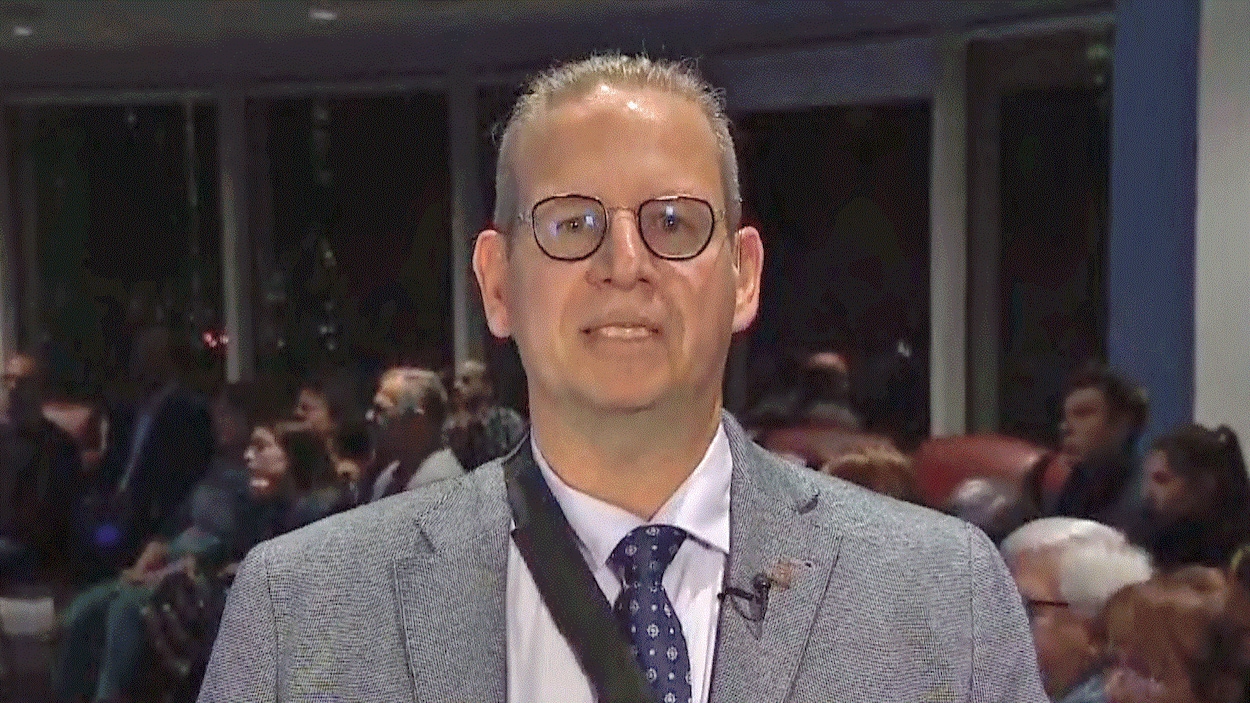 Marc Gravel devant la caméra.