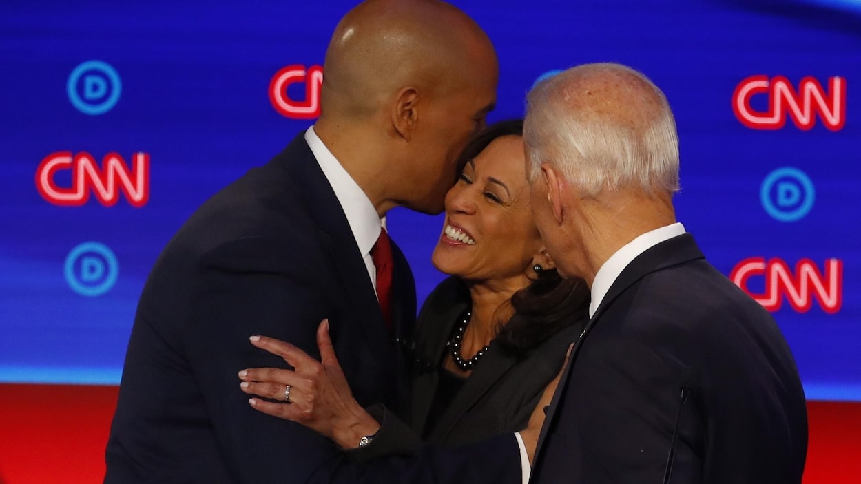 Cory Booker, Joe Biden et Kamala Harris se font la bise.
