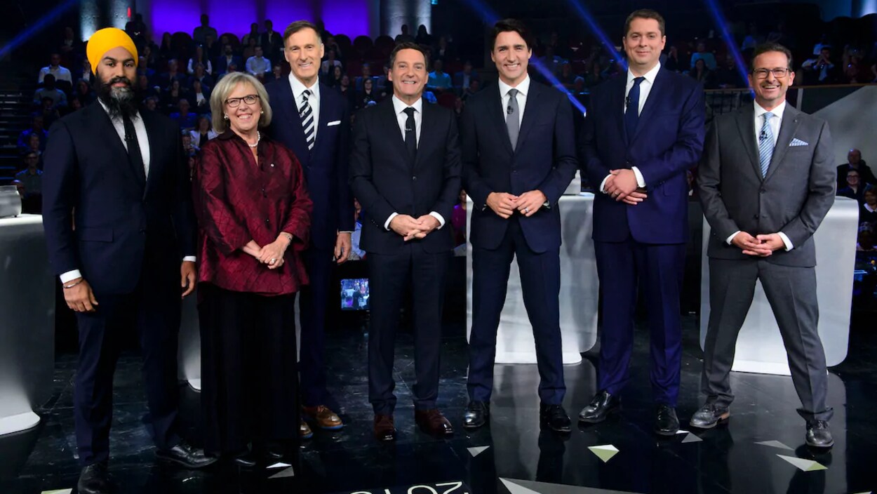 L'animateur Patrice Roy entouré des chefs de partis Jagmeet Singh, Elizabeth May, Maxime Bernier, Justin Trudeau, Andrew Scheer et Yves-François Blanchet, lors du débet en français, jeudi.