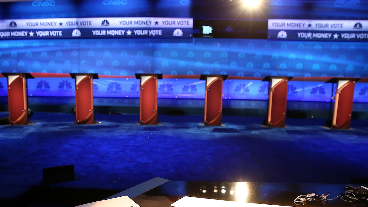 Des lutrins vides avant un débat
