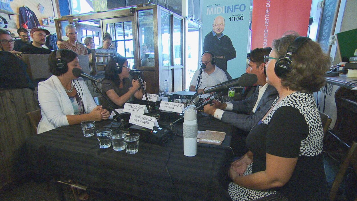 De gauche à droite : la candidate du PQ dans Trois-Rivières, Marie-Claude Camirand, la candidate de la CAQ dans Champlain, Sonia LeBel, Michel C. Auger, le candidat dans Maskinongé pour le PLQ, Marc H. Plante, et la candidate de QS dans Trois-Rivières, Valérie Delage.