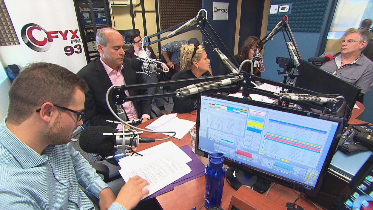 Les candidats dans la circonscription de Rimouski-Neigette—Témiscouata—Les Basques réunis autour d'une table d'animation radio.