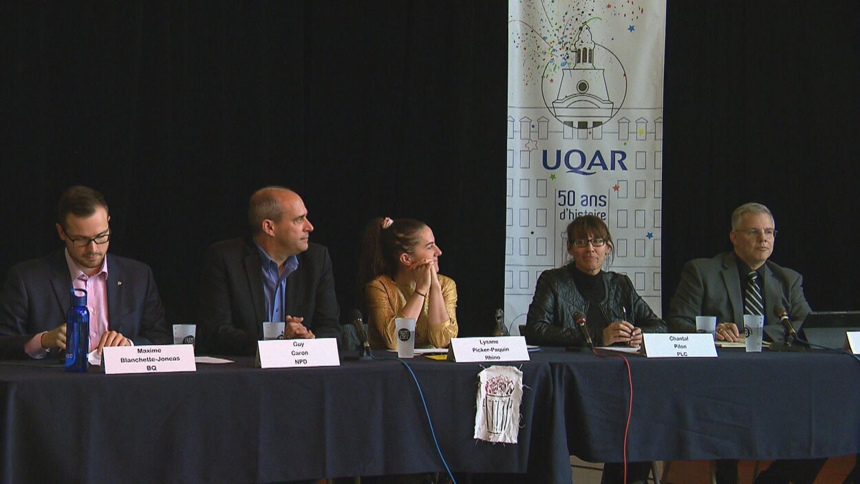 Les cinq candidats pendant le débat électoral de l'UQAR.