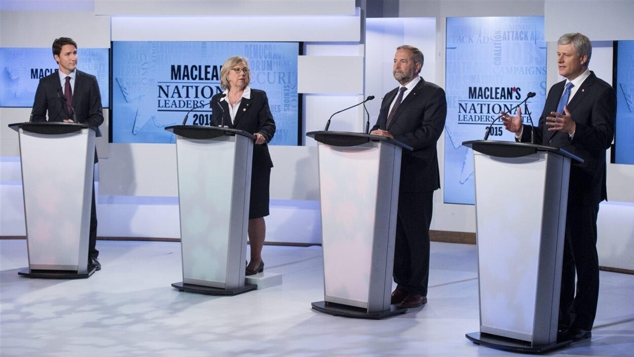 Justin Trudeau, Elizabeth May, Thomas Mulcair et Stephen Harper lors du débat des chefs de l'élection fédérale de 2015.