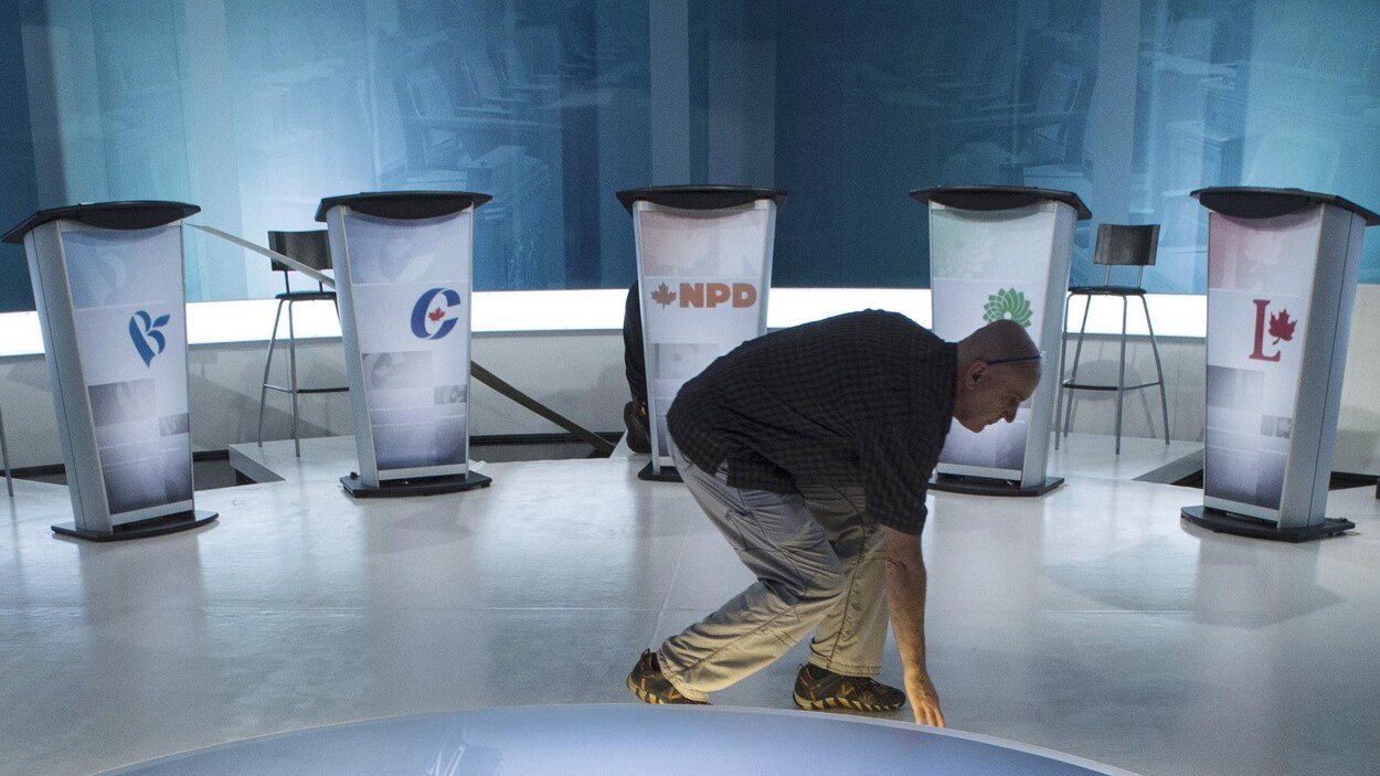 Un technicien veille aux derniers préparatifs avant le débat des chefs en langue française, le mercredi 23 septembre 2015 à Montréal.