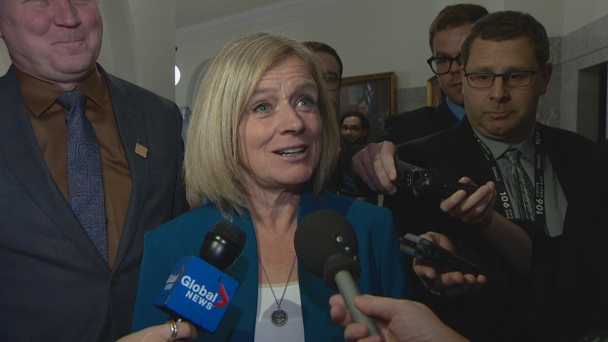 Rachel Notley en mêlée de presse dans les couloirs de l'Assemblée législative.