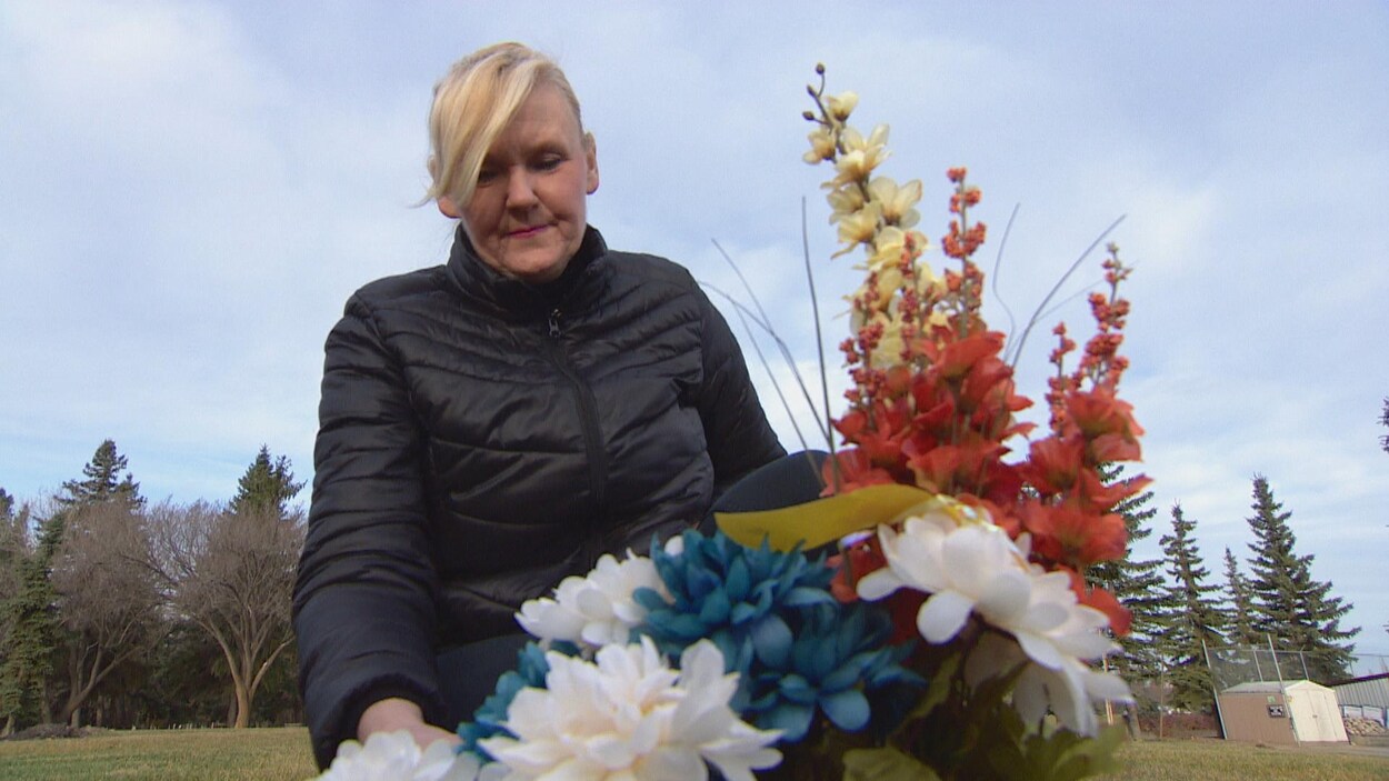 Debb Cooper une amie de l'artiste peintre Sterling Gauthier se recueille sur sa tombe, derrière un bouquet de fleurs. Debb Cooper une amie de l'artiste peintre Sterling Gauthier se recueille sur sa tombe, derrière un bouquet de fleurs.